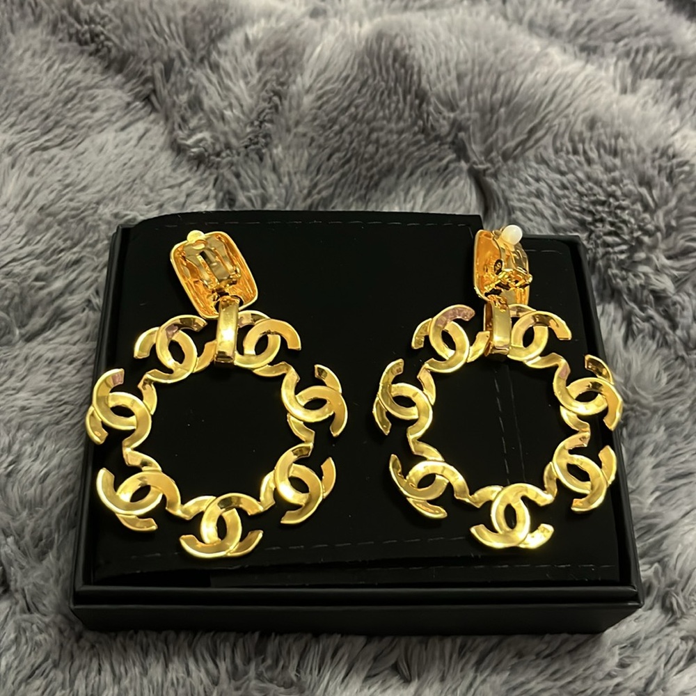 Vintage CHANEL Gold Logo Hoop Clip On Earrings - Picture 13 of 13